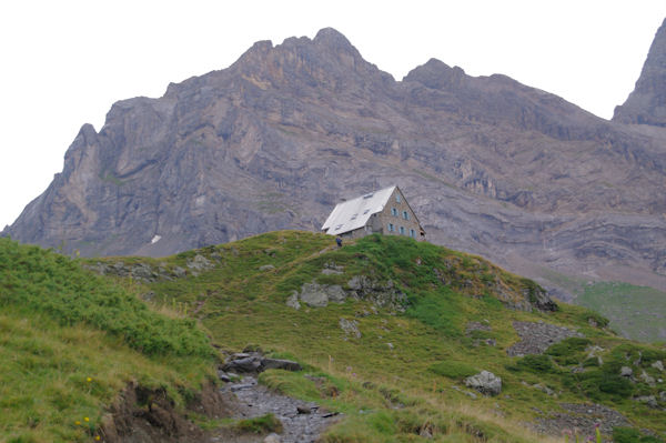 Le Refuge des Espuguettes en fond, le Pic Rouge de Pailla