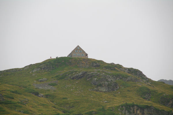 Le Refuge des Espuguettes depuis le plateau de Pailla