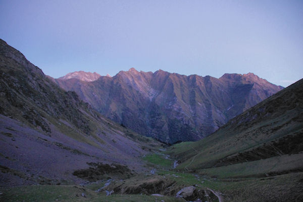 Le vallon de Garren Blanc, au fond, la crte entre le Pic du Midi d_Arrens et le Pic de Sarret, plus loin, le Grand Gabizos