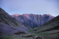 Le vallon de Garren Blanc, au fond, la crte entre le Pic du Midi d_Arrens et le Pic de Sarret, plus loin, le Grand Gabizos