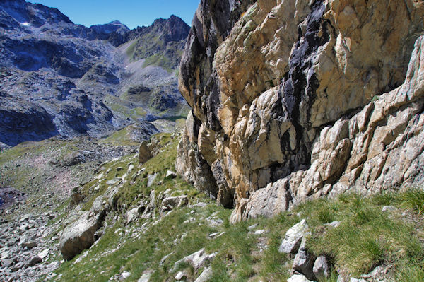 PAssage au pied d_une barre rocheuse sous la Brche du Barbat