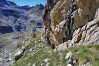 PAssage au pied d_une barre rocheuse sous la Brche du Barbat