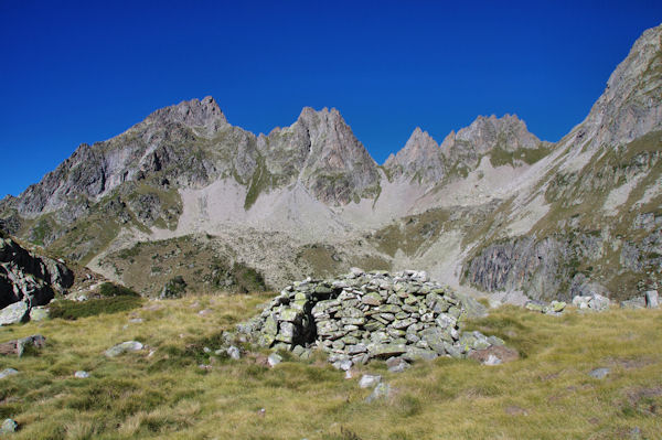 Un orry sous le Lac Long, derrire, Le Pic de Maleshores, la Brche de Couyou Troubat, la Taillante et la Brche du Pilat