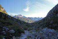 Le vallon du Gave de Labat de Bun, au fond, les Peyregnets de Costalade et de Cambals