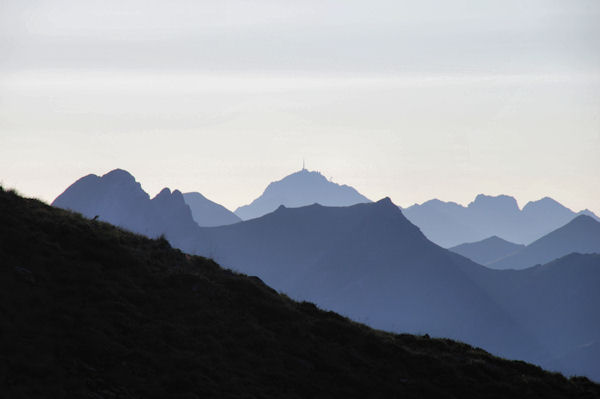 Au fond, le Pic du Midi de Bigorre