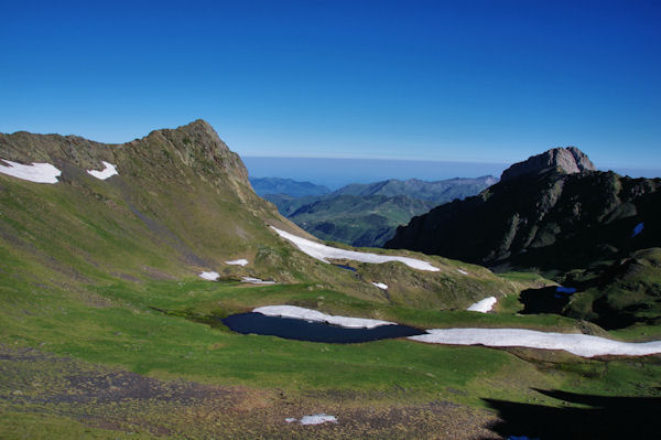 Le Lac de Louesque encadr par les Becottes et le Soum de Louesque