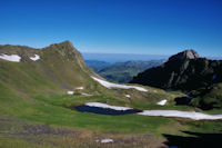 Le Lac de Louesque encadre par les Becottes et le Soum de Louesque