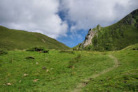 Au fond, le Col de Saucde