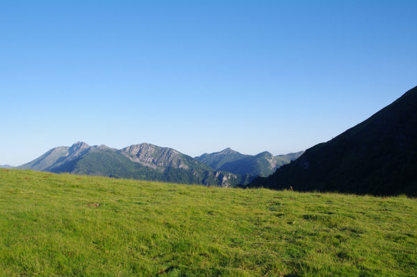 Les Pyrnes au dessus de Ferrires depuis le Col d_Ansan