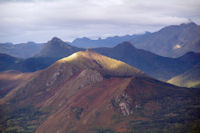 Au premier plan, le Pic d'Arragnat, puis le Pic de Peyre, ensuite la crete du Soum de la Pene dans le soleil, encadree par Le Pic de Bazes et le Pic de Navaillo depuis la Pene de Caucipeyre