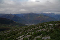 En bas, Pierrefitte - Nestalas surmonte par le Pic du Cabaliros, a gauche, le Pic de Viscos depuis la Pene de Caucipeyre