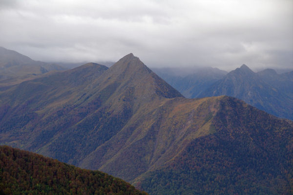 Le Pic de Viscos depuis la Pne de Caucipeyre,  droite, le Pic de Pgure