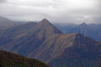 Le Pic de Viscos depuis la Pene de Caucipeyre, a droite, le Pic de Peguere