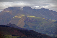 Dans le soleil, la Pointe de Surgate sous le Petit Gabizos dans les nuages depuis la Pene de Caucipeyre