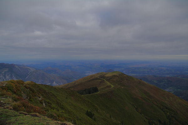 Le Soum de Trzres depuis le Hautacam, au loin, Lourdes et Tarbes