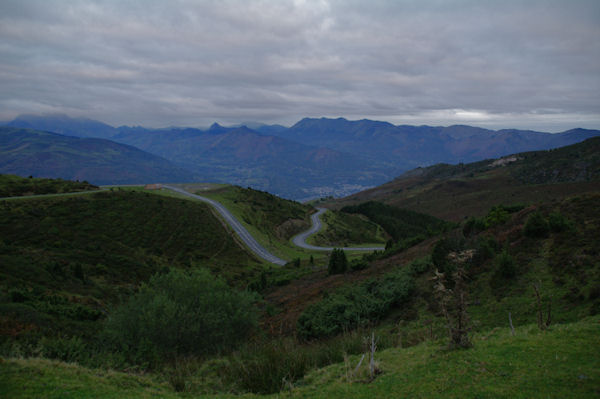 Le vallon du ruissseau d_Estibos, au fond, la valle d_Argels Gazost