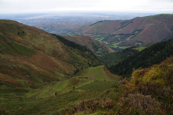 Le Vallon de Bigaloume, plus loin la Valle du Leez et la plaine de Tarbes