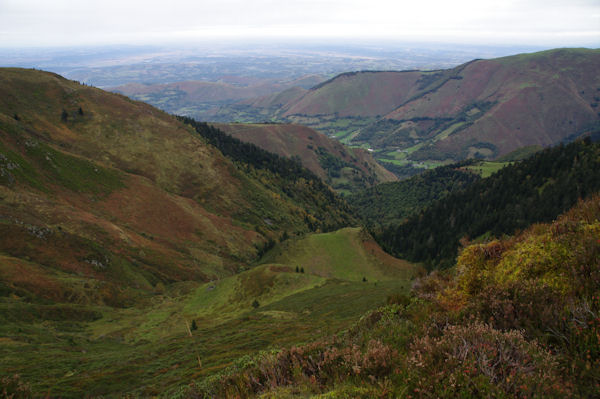 Le Vallon de Bigaloume, plus loin la Valle du Leez et la plaine de Tarbes