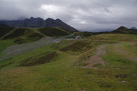 Le Col de Tramassel domine par le Pic de Moulata, au fond, le Pic des Gahus, les Pics de Yeous et le Pic des Trois Hibous