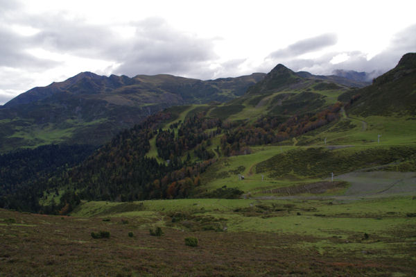 A droite, le Pic de la Moulata puis le Pic de Naouit, plus loin  gauche, le Pic de Montaigu