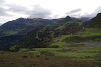 A droite, le Pic de la Moulata puis le Pic de Naouit, plus loin  gauche, le Pic de Montaigu