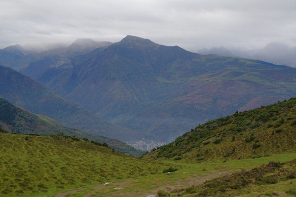 Le vallon d_Estibos, en bas, Pierrefitte - Nestalas, au fond, le Pic du Cabaliros