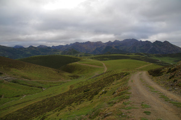 Au fond, la crte du Pic de Lviste, du Pic Arrouyet de la Pne Det Pouri depuis la Valle de Castelloubon