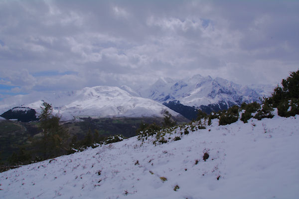 La station de Peyresourde et le massif du Pic de Hourgade