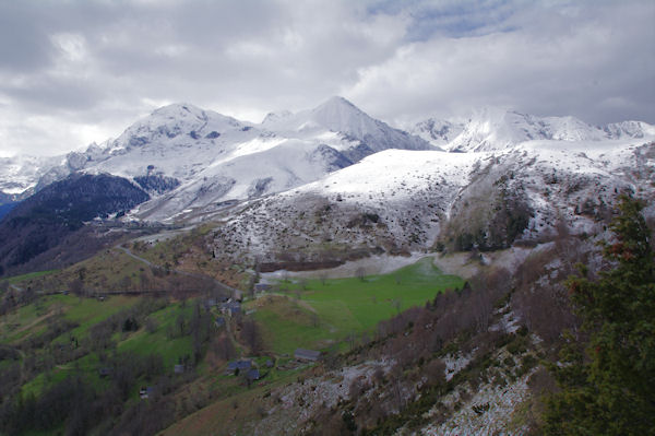 Le Pla de Nabias, derrire, la station de Val Louron