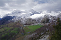 Le Pla de Nabias, derrire, la station de Val Louron