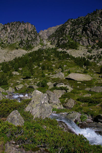 Le Larribet, au dessus, le vallon menant au col de la Lie