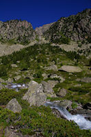 Le Larribet, au dessus, le vallon menant au col de la Lie