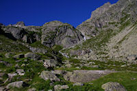 Le Larribet descendant des lacs de Batcrabre