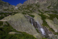 Le ruisseau descendant du Glacier du Pabat, au dessus, le Refuge du Larribet