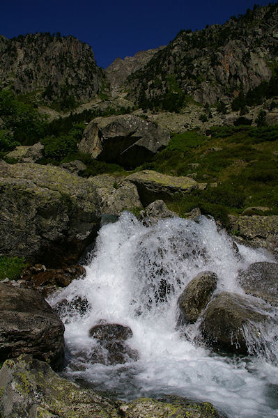 Le Larribet, au dessus, le vallon menant au col de la Lie