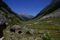 La valle du Gave d'Arrens, au fond, les Gabizos