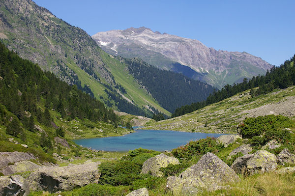 Le Lac de Suyen, au fond, les Gabizos