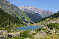 Le Lac de Suyen, au fond, les Gabizos