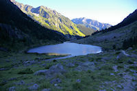 Le Lac de Suyen, au fond, les Gabizos