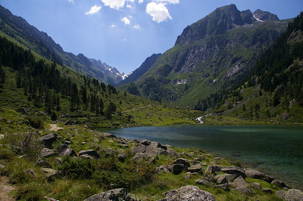 Le Lac de Suyen, au fond, le Port de la Peyre St Martin