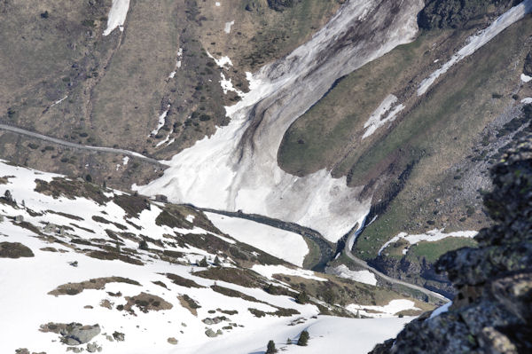 La route au dessus du gave d_Ossoue, bien barre par une grosse avalanche