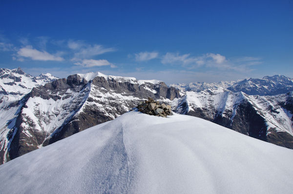 Le cairn sommital du Pic de Lary