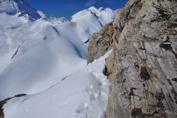 Passage au raz des barres rocheuses