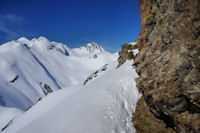 Passage au raz des barres rocheuses