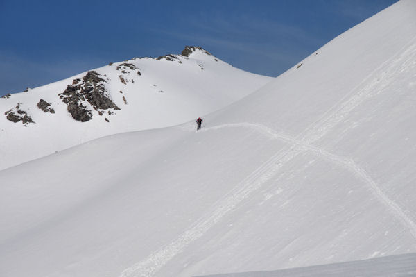 Deux randonneurs au Col de Lary, derrire, la Montagnette