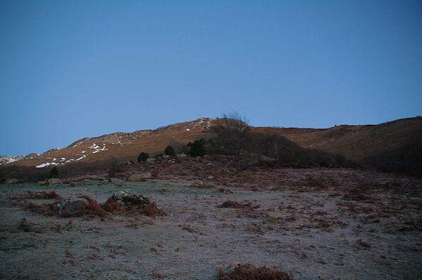 La rude monte vers le Bois des Pouzades, au fond, le Soum d_Andorre