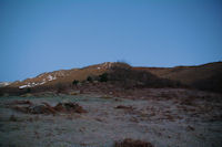 La rude monte vers le Bois des Pouzades, au fond, le Soum d_Andorre