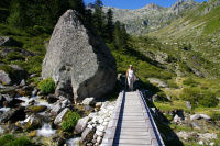 Marie Franoise sur le pont enjambant le ruisseau du Pic Arrouye