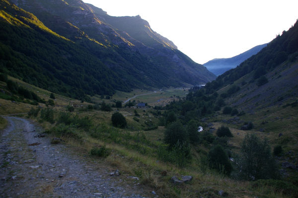 La valle du Gave de Labat de Bun, au fond on devine le lac d'Estaing