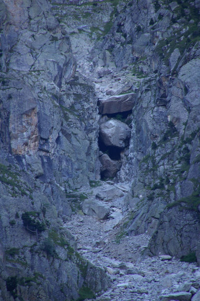 Trois blocs coincs dans les barres rocheuses de Maleshores